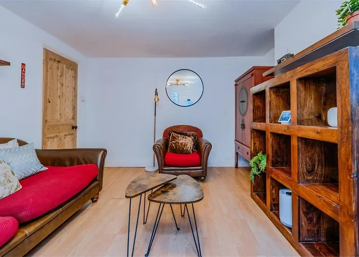 Central Bristol Flat With Parking