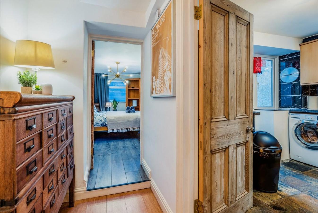 Flat With Parking * Bristol
